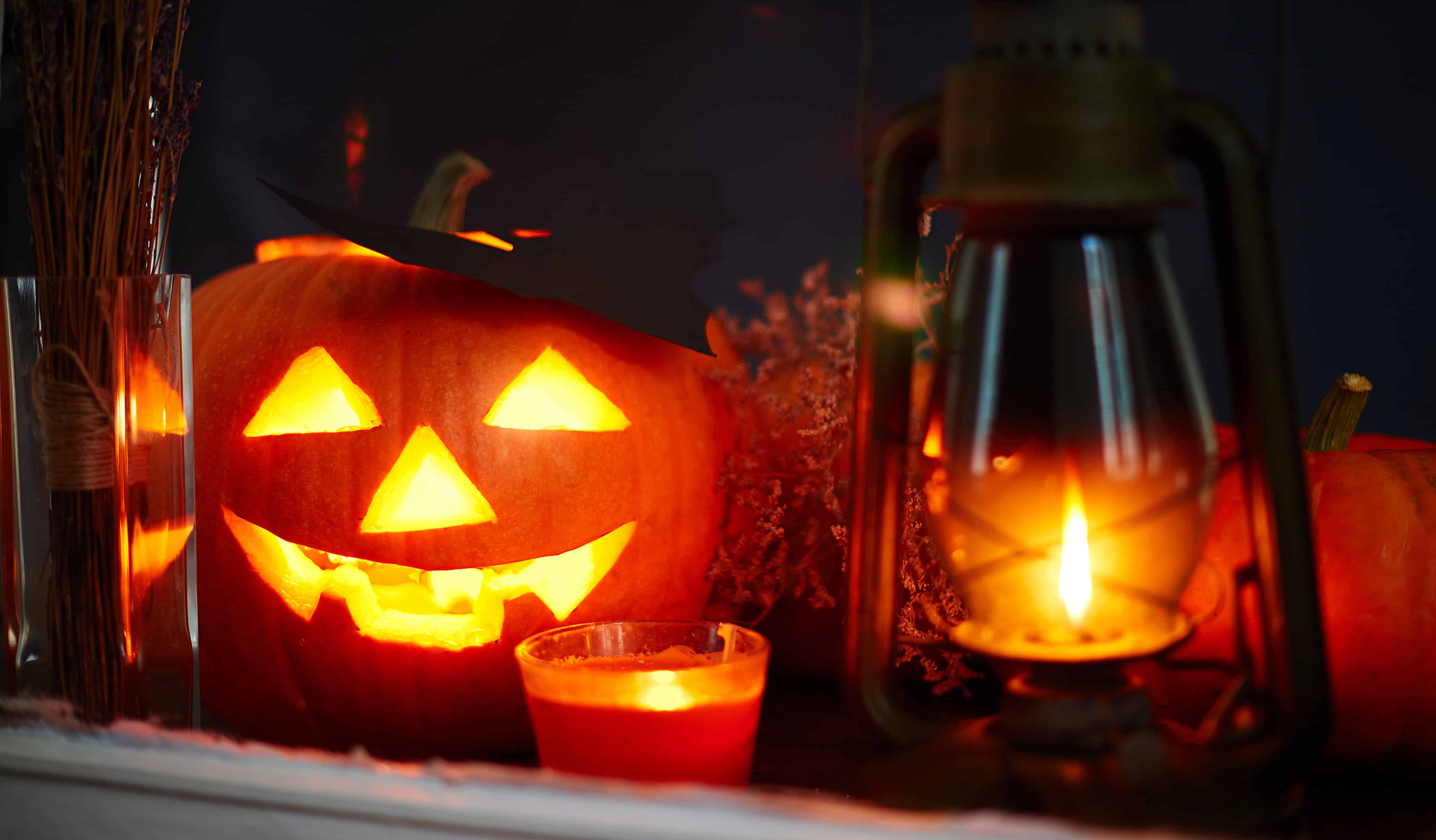 photodune-SwReyzIN-halloween-symbols-l-e1571141702638.jpg